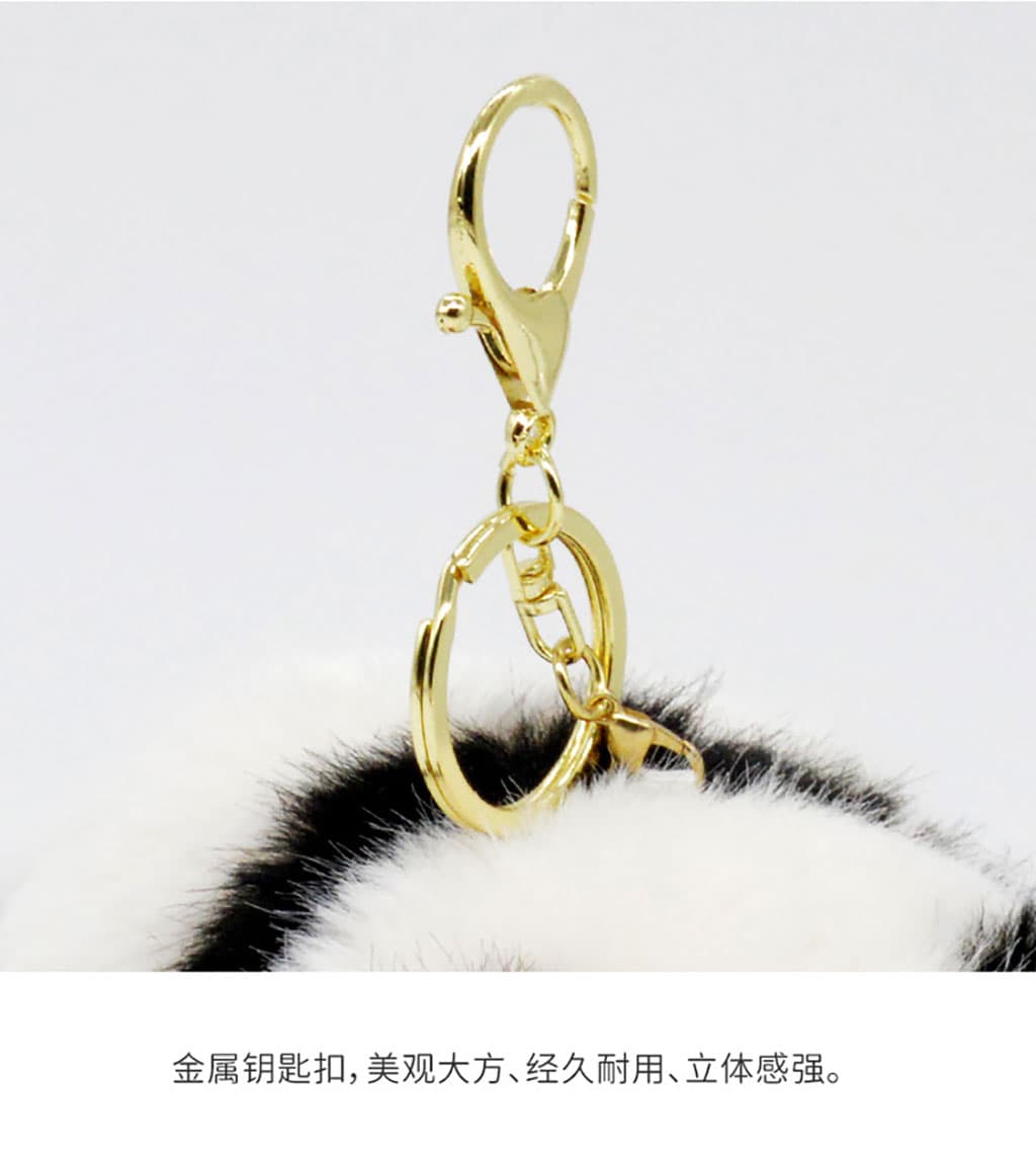 乖巧坐姿熊猫挂件的正面特写